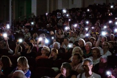 Валерий Стронский и Краснодарский оркестр выступили в Новороссийске во время отключения Валерий Стронский и Краснодарский оркестр выступили в Новороссийске во время отключения